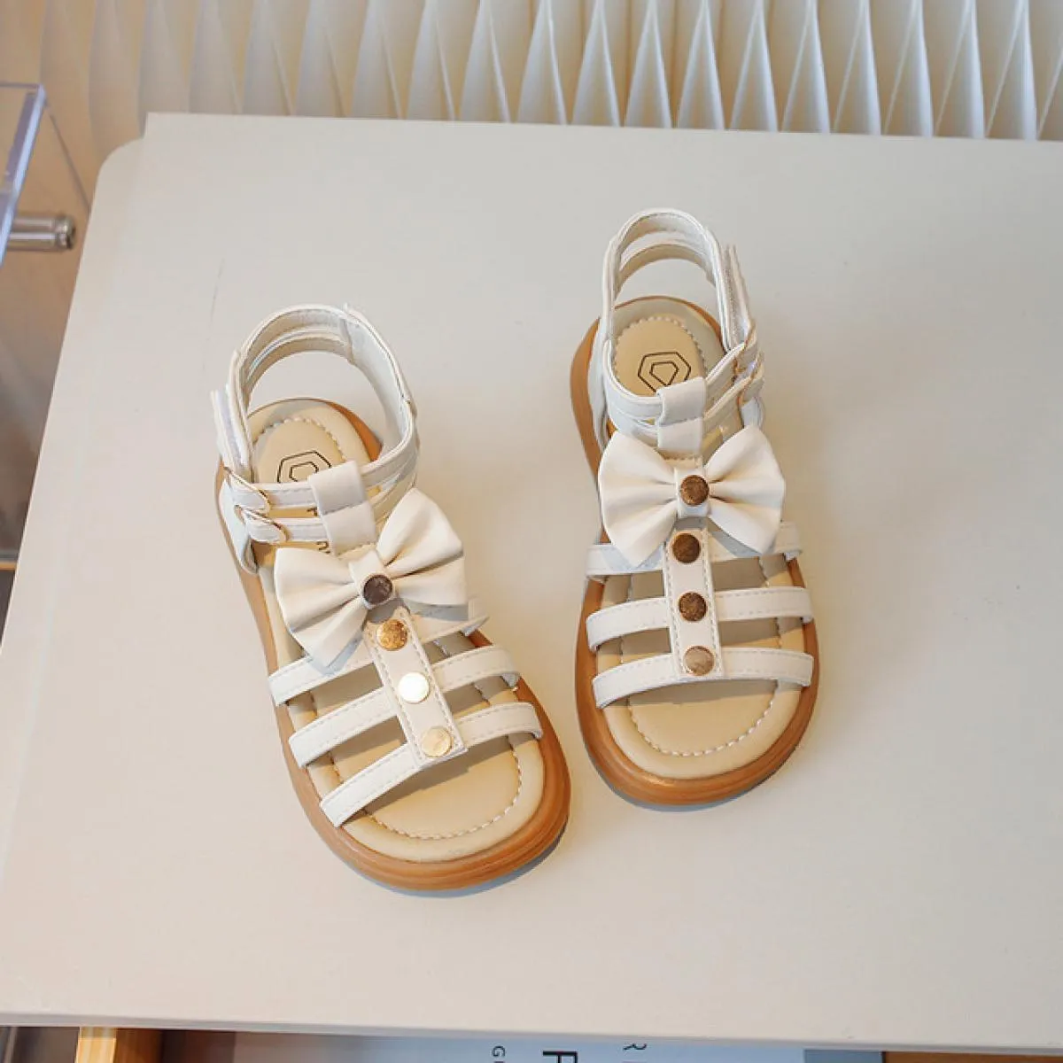 Sandali da ragazza Estate Rivetti carini Moda Sandali da spiaggia per bambini Scarpe da ragazza antiscivolo Calzature con nodo a