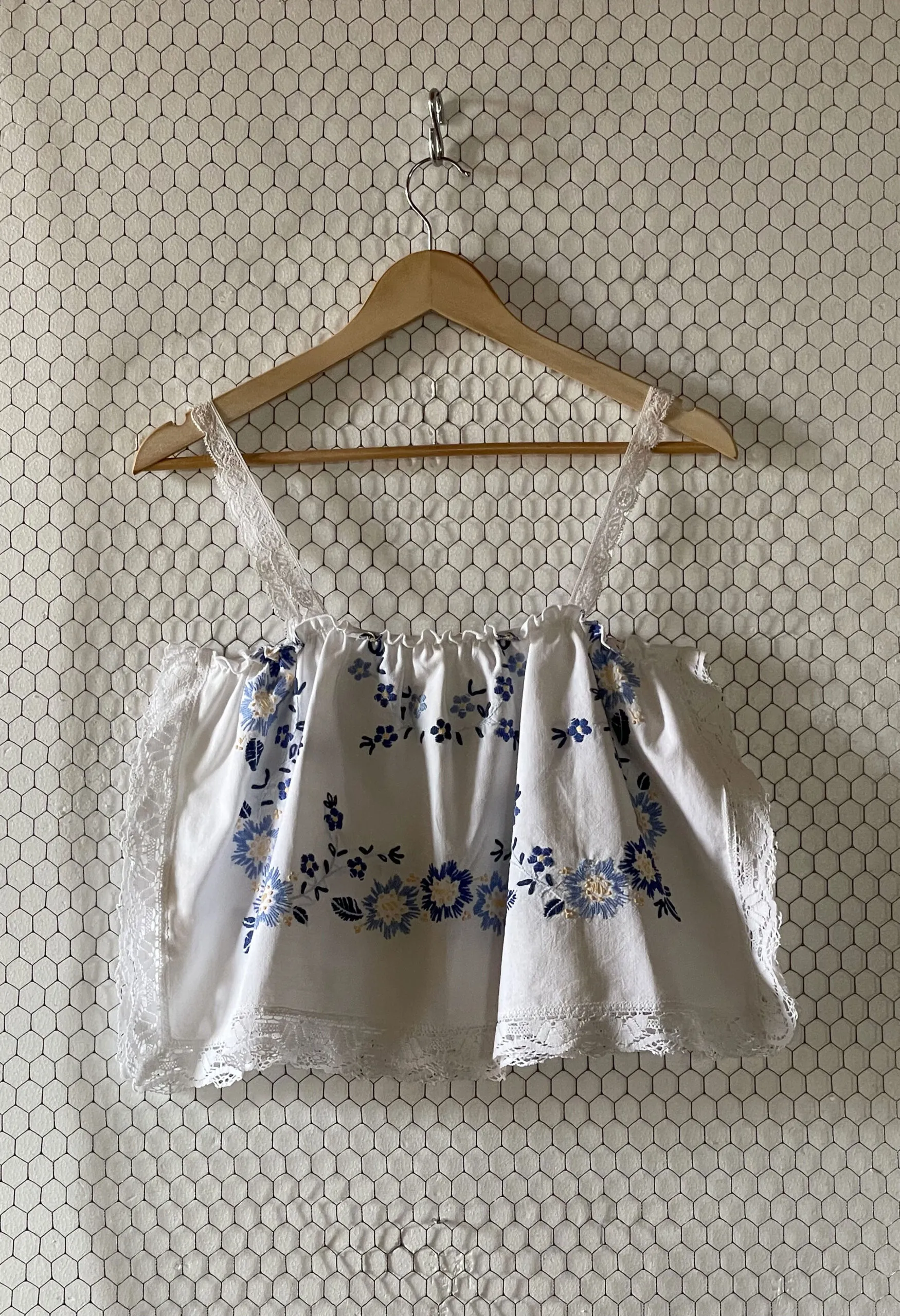 Top TEA TIME CROP in puro cotone con ricami a mano